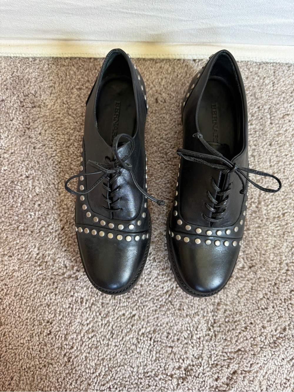 Bernardo Owen black glove leather silver studded oxford lug sole size 6